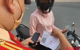 [ẢNH] Kiểm tra mã QR ở chốt ra vào vùng đỏ Hà Nội: Không ùn tắc, giấy đi đường cũ được lưu thông