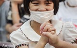 [Ảnh] Hà Nội: Xúc động hình ảnh Công an tặng quà giúp các em nhỏ mồ côi vượt qua đại dịch