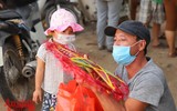 [Ảnh] Thanh niên Công an Thủ đô mang Trung thu yêu thương đến với trẻ em xóm nghèo bên cầu Long Biên