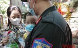[Ảnh] Thanh niên Công an Thủ đô mang Trung thu yêu thương đến với trẻ em xóm nghèo bên cầu Long Biên
