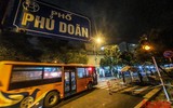 [ẢNH] 150 F1 liên quan chùm ca bệnh bệnh viện Việt Đức vẫy tay chào khi đi cách ly tập trung trong đêm