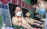 Thanh niên Công an Thủ đô không ngại mưa lạnh tiếp tục hành trình hiến máu cứu người