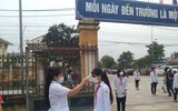 Hình ảnh những học sinh Hà Nội đầu tiên được đến trường sau hơn nửa năm học online vì Covid-19