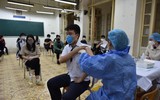 Hình ảnh trong ngày: Những vẻ mặt biểu cảm của học sinh Hoàn Kiếm khi tiêm vaccine phòng Covid-19