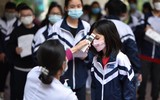 Phụ huynh sốt ruột chờ con trong ngày đầu Hà Nội tiêm vaccine phòng Covid-19 cho học sinh lớp 8 và 7