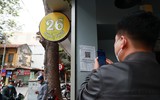 Theo chân lực lượng tuần tra, xử phạt người không đeo khẩu trang chụp ảnh check-in nơi công cộng ở Hà Nội
