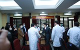 Phó Thủ tướng Vũ Đức Đam thăm trạm y tế lưu động, kiểm tra tiêm vaccine mũi 2 tại nhà ở Hà Nội