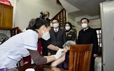 Phó Thủ tướng Vũ Đức Đam thăm trạm y tế lưu động, kiểm tra tiêm vaccine mũi 2 tại nhà ở Hà Nội