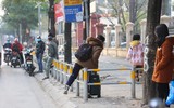 Cắt các đoạn chắn rào vỉa hè gây khó khăn cho người đi bộ ở Hà Nội
