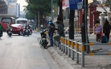 Cắt các đoạn chắn rào vỉa hè gây khó khăn cho người đi bộ ở Hà Nội
