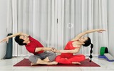 Ảnh trình diễn yoga tuyệt đẹp của đôi vợ chồng luôn cống hiến vì sức khỏe cộng đồng