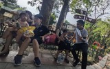 Hà Nội: Chen chân đi chơi công viên Thủ Lệ, trẻ em mệt mỏi vì nắng nóng
