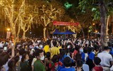 Hình ảnh ấn tượng: Phố đi bộ hồ Gươm và Thành cổ Sơn Tây đông nghịt người tối 30-4