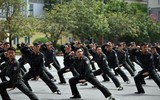 'Choáng ngợp' cảnh sát cơ động đu dây bắn súng, diễn tập trấn áp tội phạm ở Hà Nội