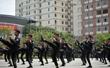 'Choáng ngợp' cảnh sát cơ động đu dây bắn súng, diễn tập trấn áp tội phạm ở Hà Nội