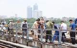Lỗ thủng lớn nguy hiểm vừa xuất hiện trên cầu Long Biên, đã được khắc phục tạm thời