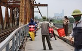 Lỗ thủng lớn nguy hiểm vừa xuất hiện trên cầu Long Biên, đã được khắc phục tạm thời