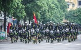 Xem Cảnh sát cơ động kỵ binh diễu hành dũng mãnh và thân thiện ở phố đi bộ hồ Gươm