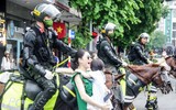 Xem Cảnh sát cơ động kỵ binh diễu hành dũng mãnh và thân thiện ở phố đi bộ hồ Gươm