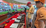 Tiểu liên và súng ngắn Việt Nam sản xuất trong dàn vũ khí khủng của lực lượng cảnh sát đang trưng bày ở Hà Nội