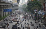 Lực lượng chức năng vất vả nhắc nhở, nhiều xe máy vẫn sai làn trong ngày đầu đường Nguyễn Trãi đặt dải phân cách