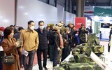 Người dân xếp hàng chờ vào trải nghiệm vũ khí made in Việt Nam tại Triển lãm Quốc phòng quốc tế Việt Nam 2022