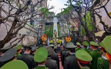 Thanh niên Công an Thủ đô dâng hương tại Tượng đài Khâm Thiên tưởng nhớ đồng bào, chiến sỹ đã hy sinh để bảo vệ Hà Nội
