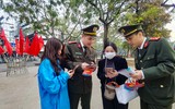 Người Hà Nội phấn khởi khi được hỗ trợ đăng ký dịch vụ công trực tuyến, tặng vé lễ xuất quân CLB Bóng đá Công an Hà Nội