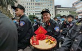 Cảnh sát cơ động Hà Nội thi tài gói bánh chưng đón Tết Quý Mão 2023, mang sắc xuân trên phố phường