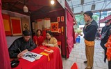 Xem ông đồ Tây viết chữ tuyệt đẹp ở Văn Miếu, chia sẻ đam mê văn hóa Việt Nam