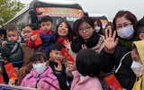 Công nhân Hà Nội mang xuân về quê ăn Tết trên những chuyến xe ấm áp nghĩa tình ngày 28 Tết