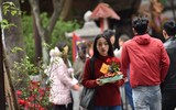 Giới trẻ Hà Thành nô nức đi lễ cầu duyên trong ngày Lễ Tình yêu Valentine 2023