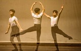 Xem ảnh trình diễn tốt nghiệp ấn tượng của lớp nam diễn viên ballet hiếm hoi của trường múa