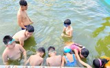 Thanh thiếu niên thích thú tham gia lớp học bơi miễn phí của thanh niên Công an Thủ đô 