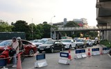 Cảnh ùn tắc sau 1 tuần phân luồng giao thông để thi công 2 cầu thép ở nút giao Mai Dịch, Hà Nội