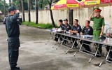 Xem chiến sĩ nghĩa vụ thành thạo báo cáo kết quả huấn luyện Cảnh sát cơ động ở Hà Nội
