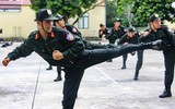 Xem chiến sĩ nghĩa vụ thành thạo báo cáo kết quả huấn luyện Cảnh sát cơ động ở Hà Nội