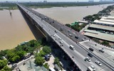 Nhìn từ flycam cầu qua sông Hồng có mặt cắt ngang rộng nhất ở Hà Nội