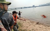 Xem Cảnh sát PCCC Hà Nội hướng dẫn Đội phản ứng nhanh giao thông Thành đoàn thực hành cứu hộ, cứu nạn trên sông Hồng