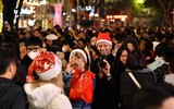 Hình ảnh ấn tượng trong đêm Giáng sinh 2023 an lành, đầy ắp nụ cười ở Thủ đô