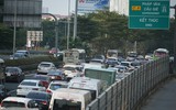 Hàng dài xe ùn ùn đổ về Thủ đô trên cao tốc Pháp Vân - Cầu Giẽ ngày đầu năm 2024