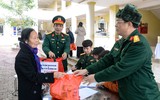 Hình ảnh Tết thắm tình quân dân ở huyện ngoại thành Hà Nội