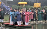 Tận mắt xem nghi lễ thả cá chép trên sông cổ, dựng cây Nêu ở Hoàng Thành Thăng Long