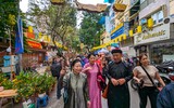 Ấn tượng hình ảnh áo dài truyền thống mang màu Tết xưa ở chợ hoa phố cổ Hà Nội 