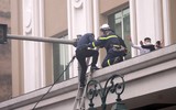 Xem cảnh sát PCCC đu dây cứu người trong buổi diễn tập ở trung tâm thương mại sát hồ Gươm 