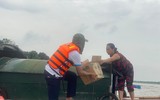 [Ảnh] Cận cảnh đội phản ứng nhanh dùng xuồng hơi trao quà tới hộ nghèo làng chài ven sông Hồng