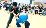 Cảnh sát cơ động nhiệt tình giúp bạn trẻ kỹ năng tự vệ 