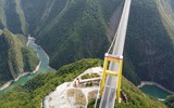 Cây cầu treo độc đáo cao nhất thế giới, sử dụng tên lửa để thi công