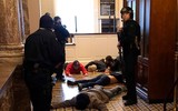 [ẢNH] Cận cảnh đám đông người biểu tình tràn vào tòa nhà Quốc hội Mỹ