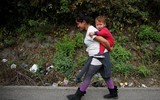 [ẢNH] Lực lượng an ninh Guatemala đụng độ đoàn người di cư tới Mỹ